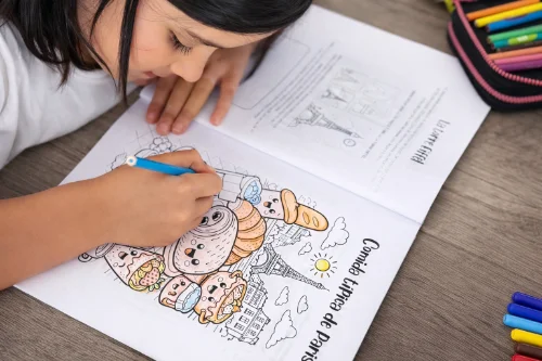 Cuaderno infantil de actividades educativas basado en países del mundo.